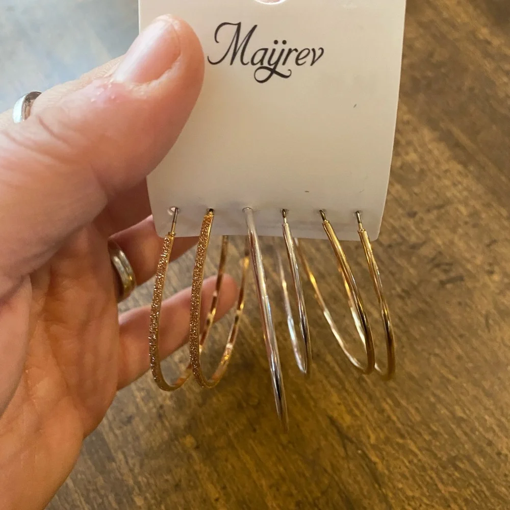 Earrings - Picture 1 of 3